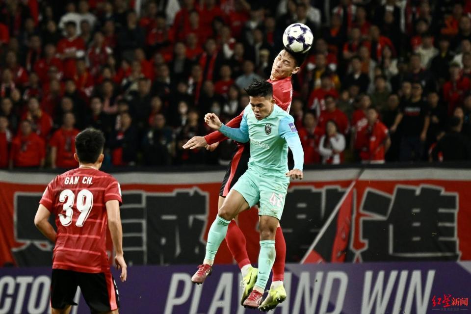 从右肋带球, 也是非常大, 力克江原F